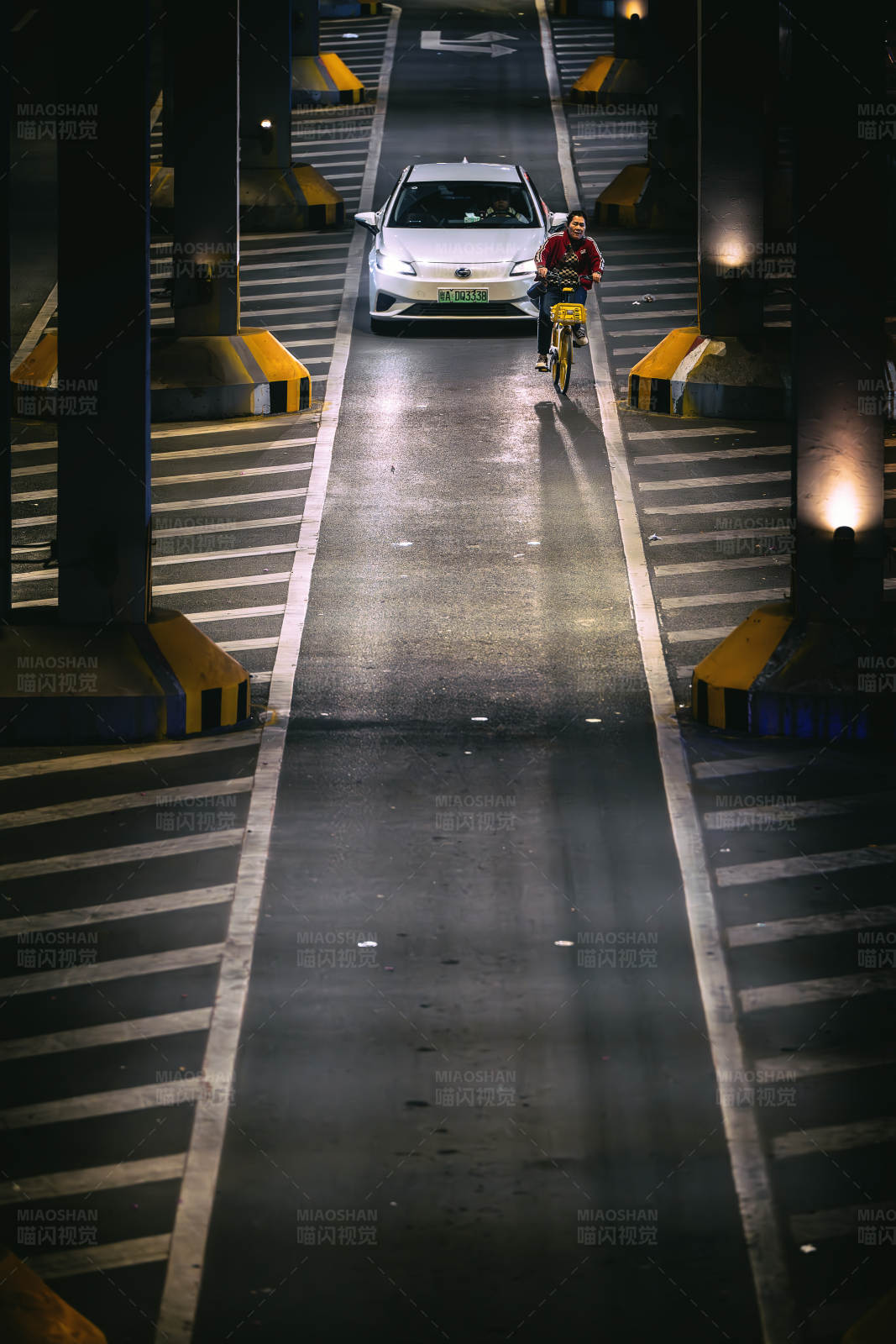 夜行者 单车与车的交错图片
