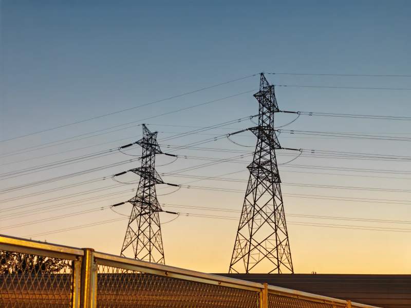 夕阳下的电力线塔图片