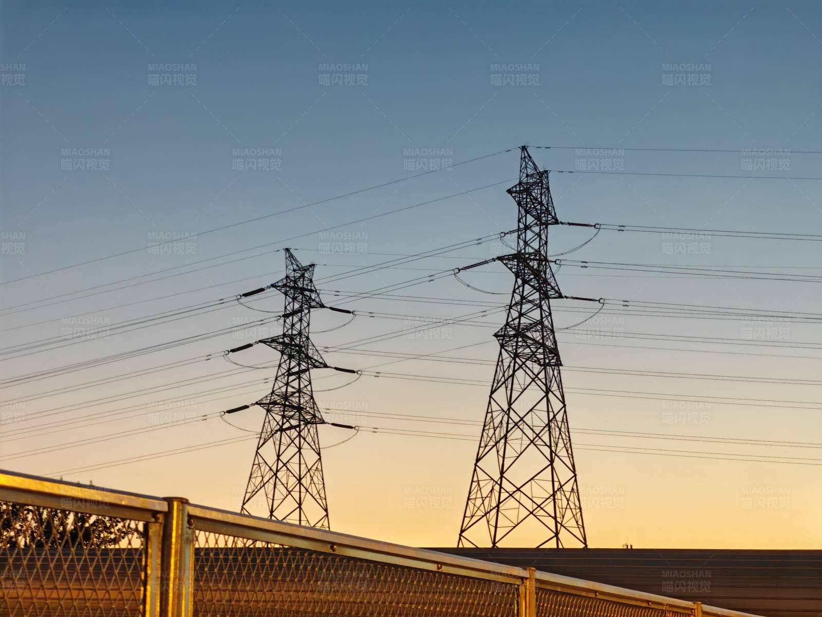 夕阳下的电力线塔图片