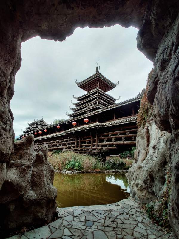 古塔映水石径幽图片