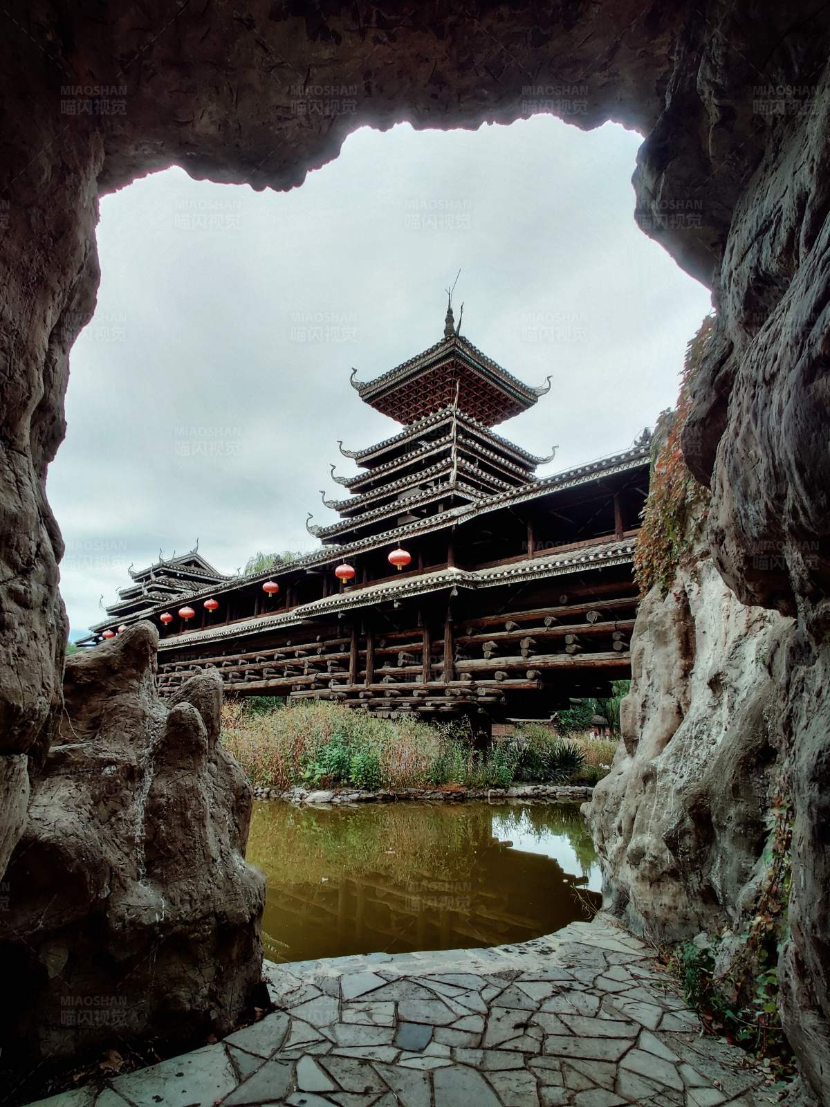 古塔映水石径幽图片