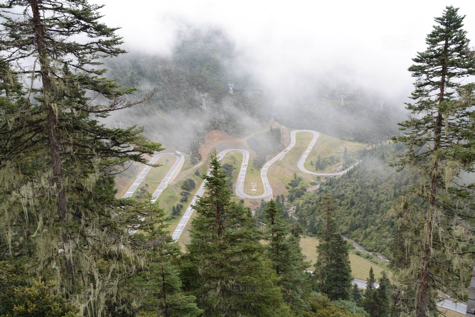 云雾缭绕的山路图片