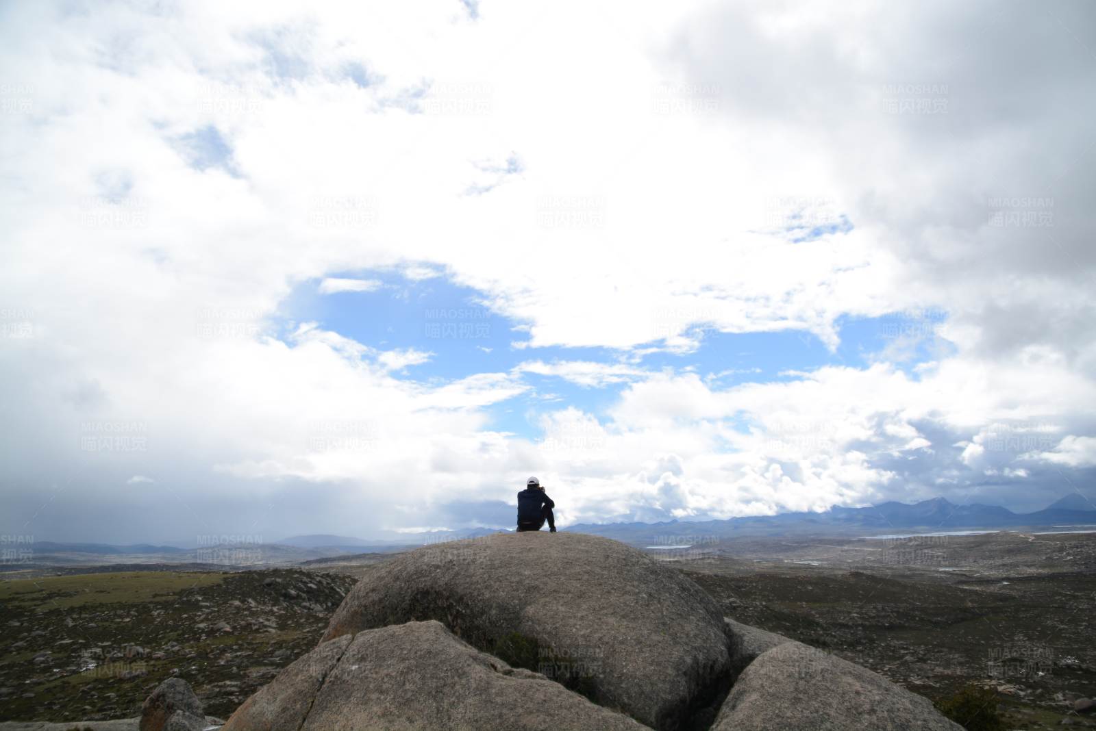 孤影独坐 广阔天地图片