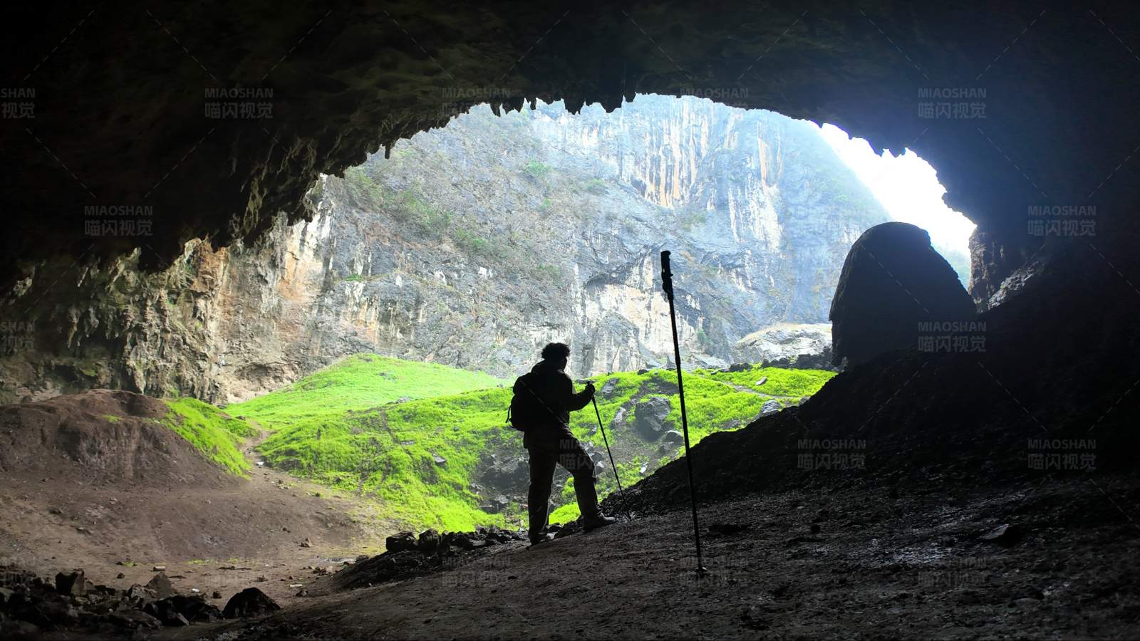 洞穴探险者图片