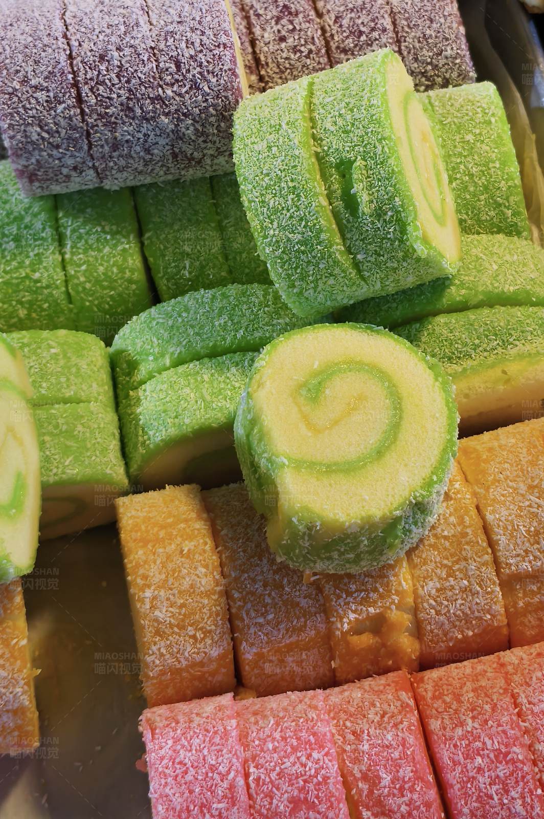 彩色果味瑞士卷卷图片