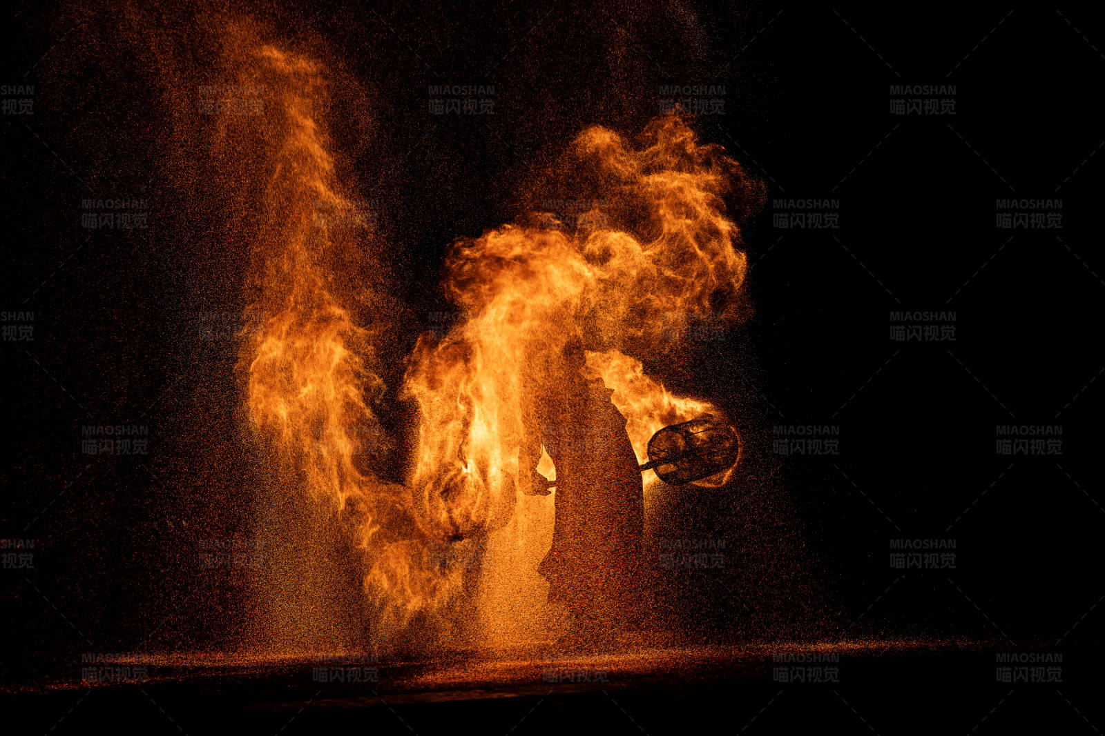 火焰中的神秘身影图片