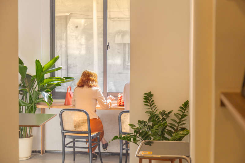 咖啡馆里的工作时光图片