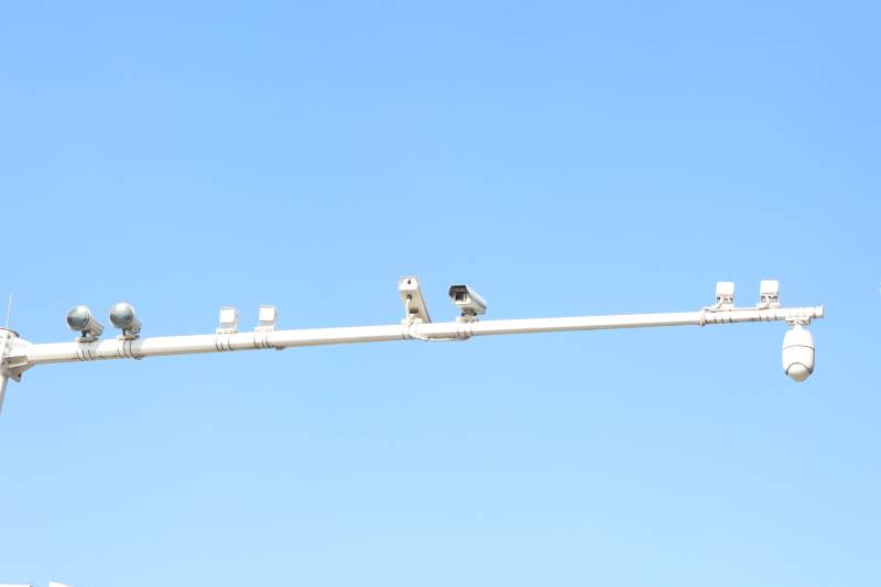 天空下的监控摄像头图片