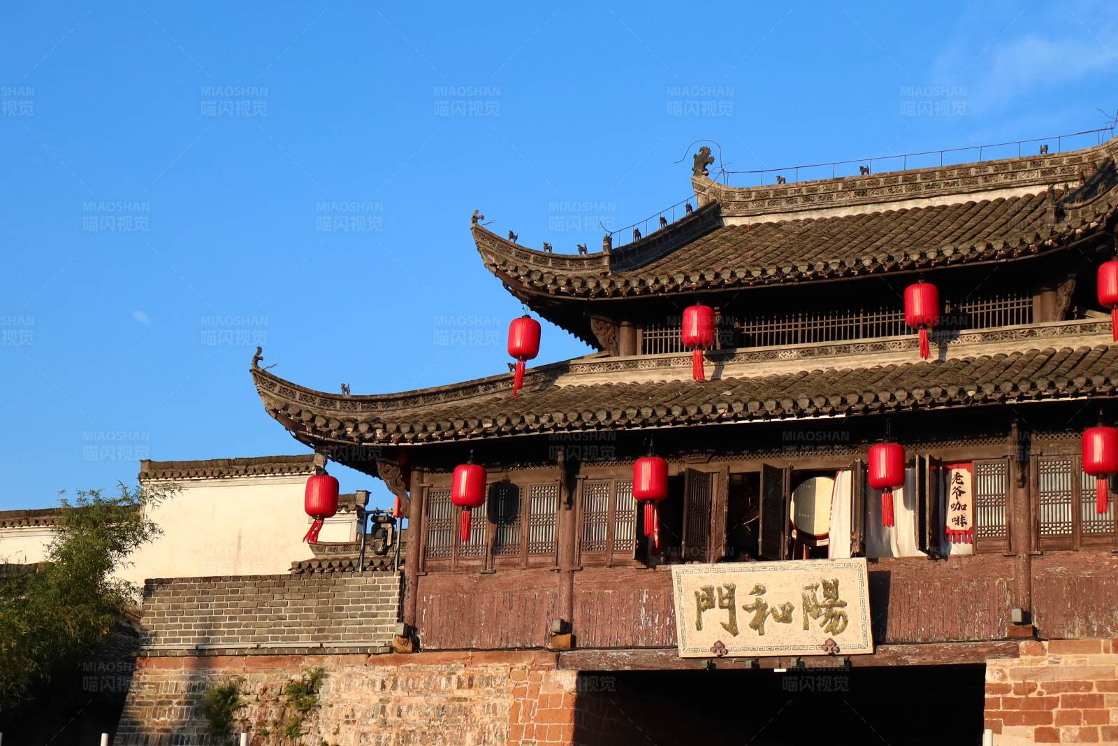 古城墙上的红灯笼图片