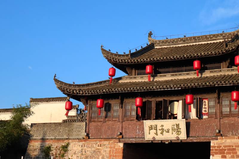 古城墙上的红灯笼图片