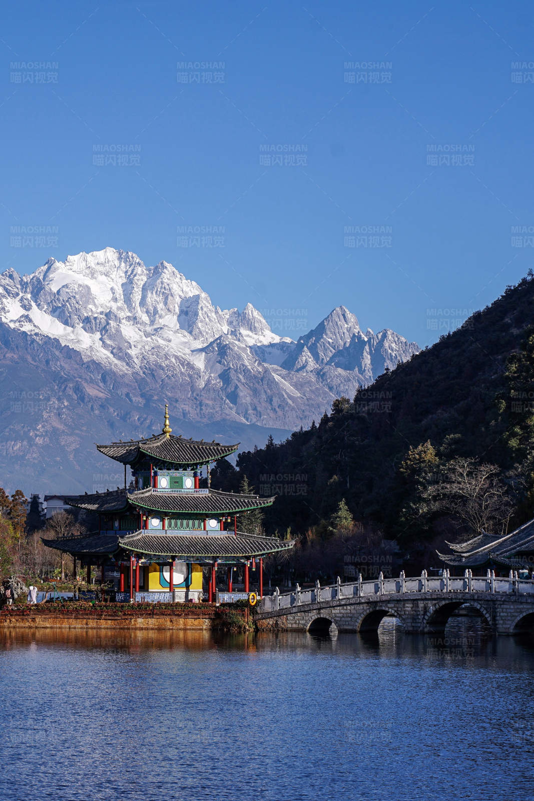 黑龙公园玉龙雪山映衬下的古建筑图片