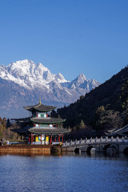 黑龙公园玉龙雪山映衬下的古建筑图片