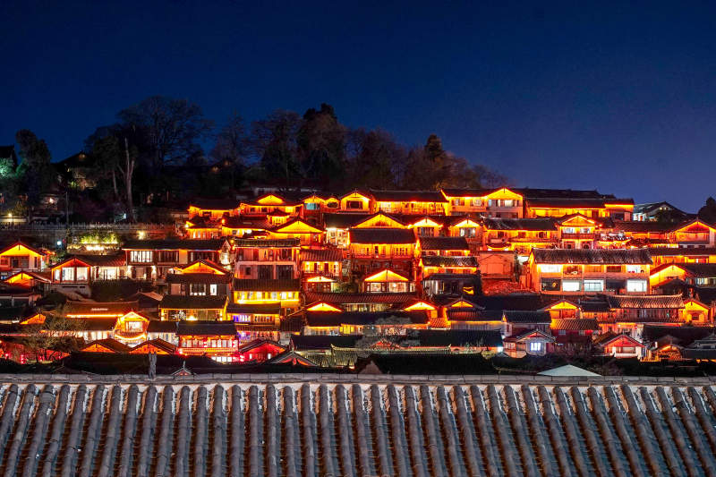 夜色中的丽江古城灯火通明图片