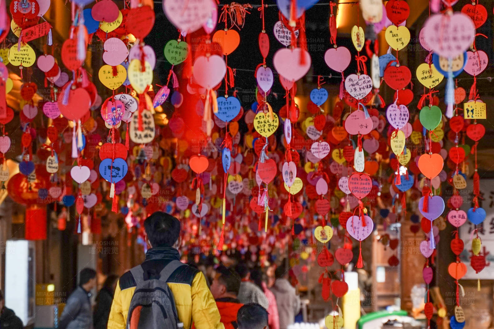 心形祈福牌挂满街图片