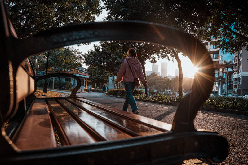 夕阳下的城市漫步图片