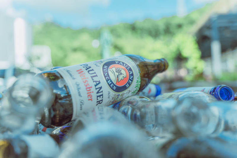 啤酒瓶堆中的宝莱纳图片