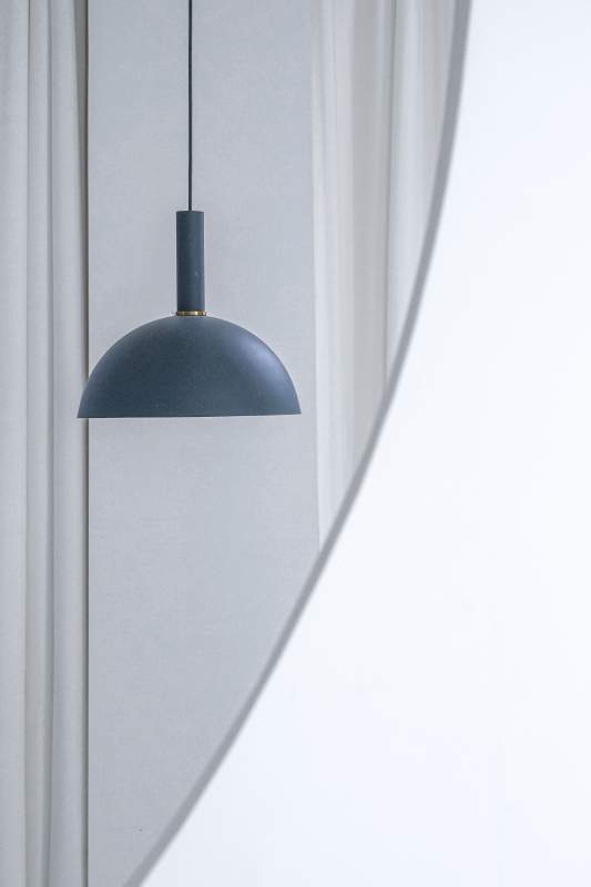 悬挂的蓝色灯罩图片