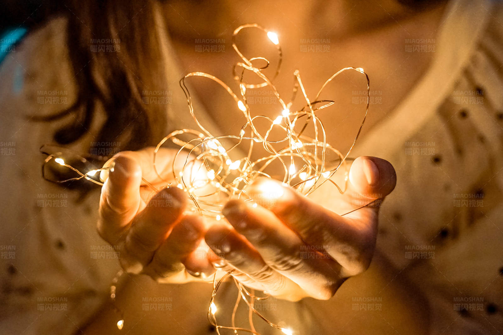 手中温暖的光芒图片