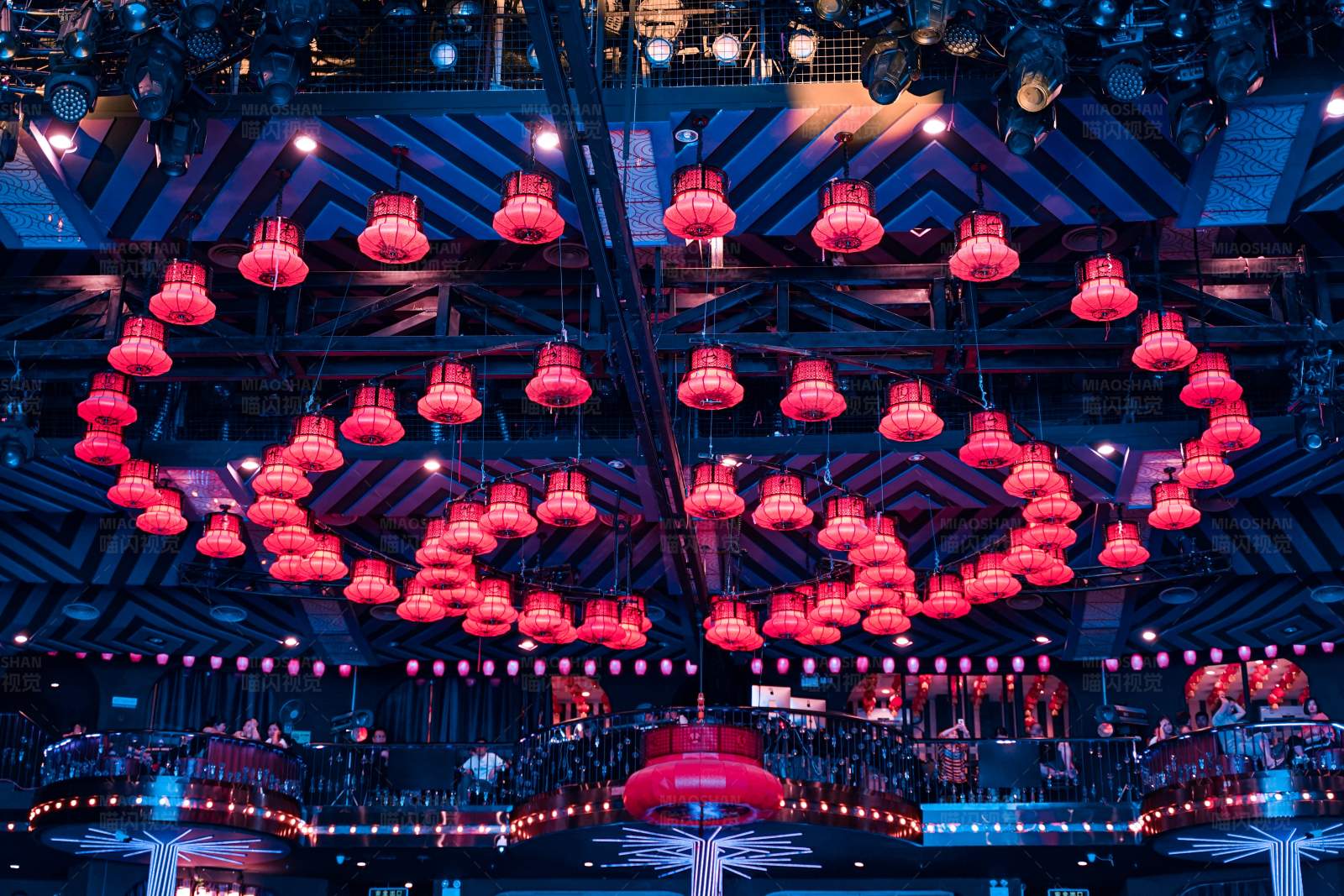 心形灯笼装饰舞台图片