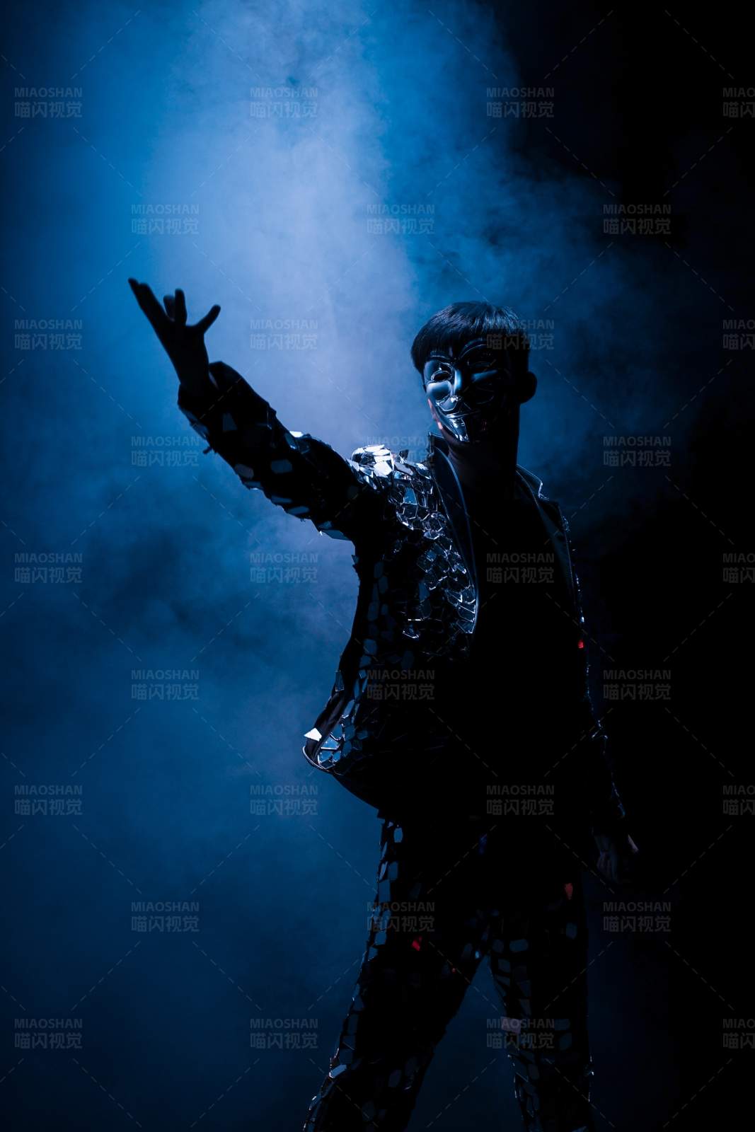 黑暗中的闪耀舞者图片