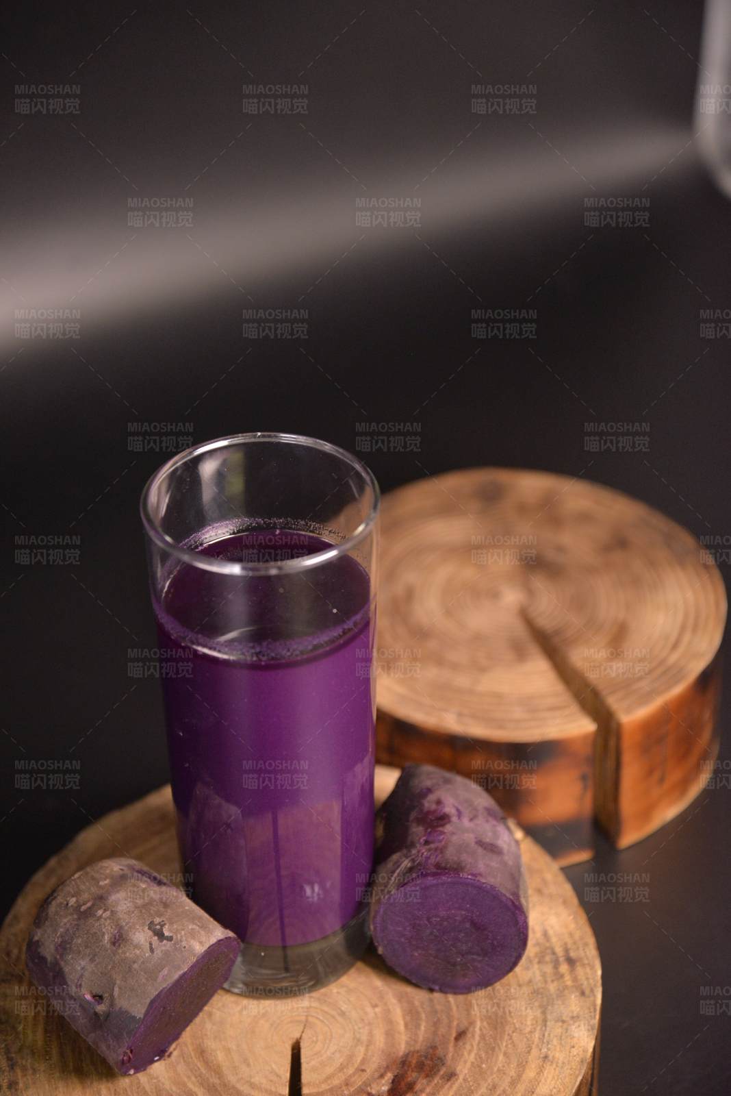 紫薯汁与原木的完美搭配图片