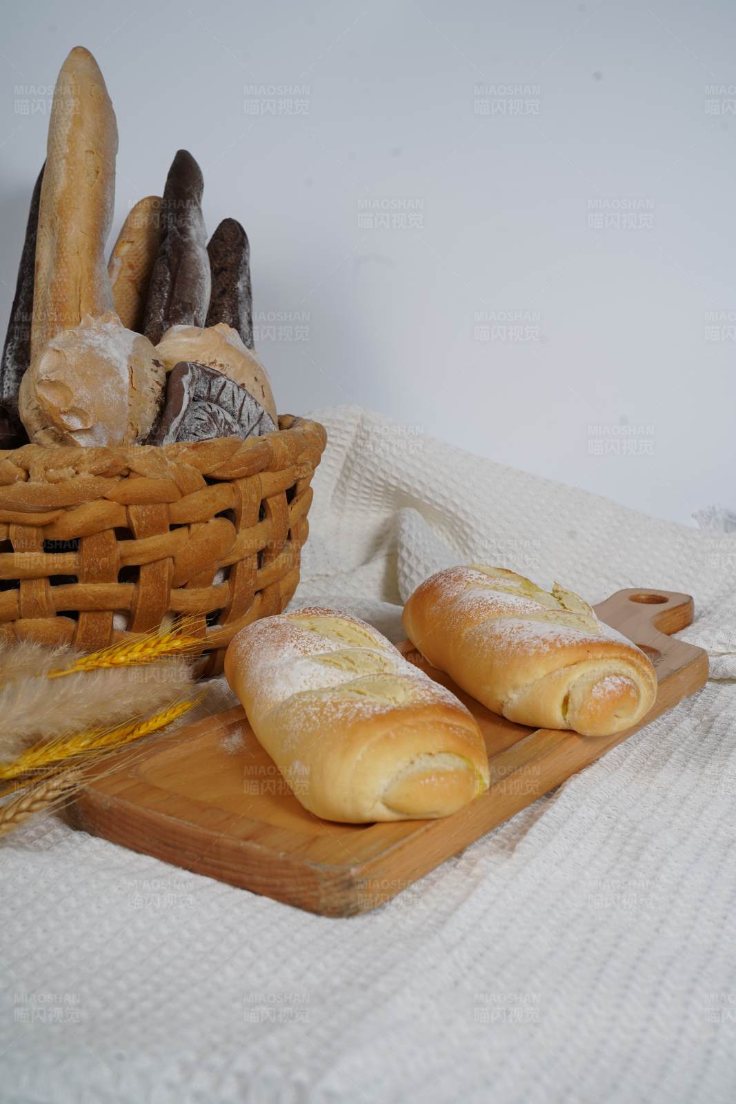 面包与篮子图片