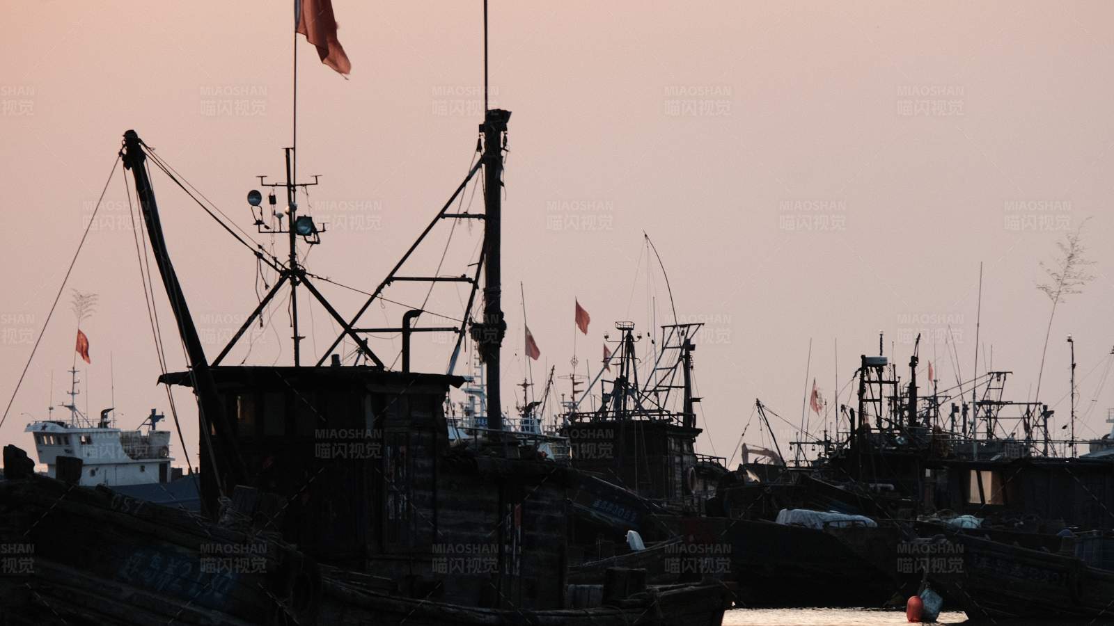 夕阳下的码头剪影图片