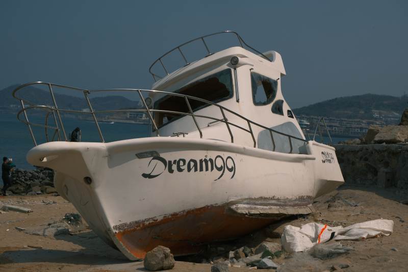 搁浅的 Dream 游艇图片