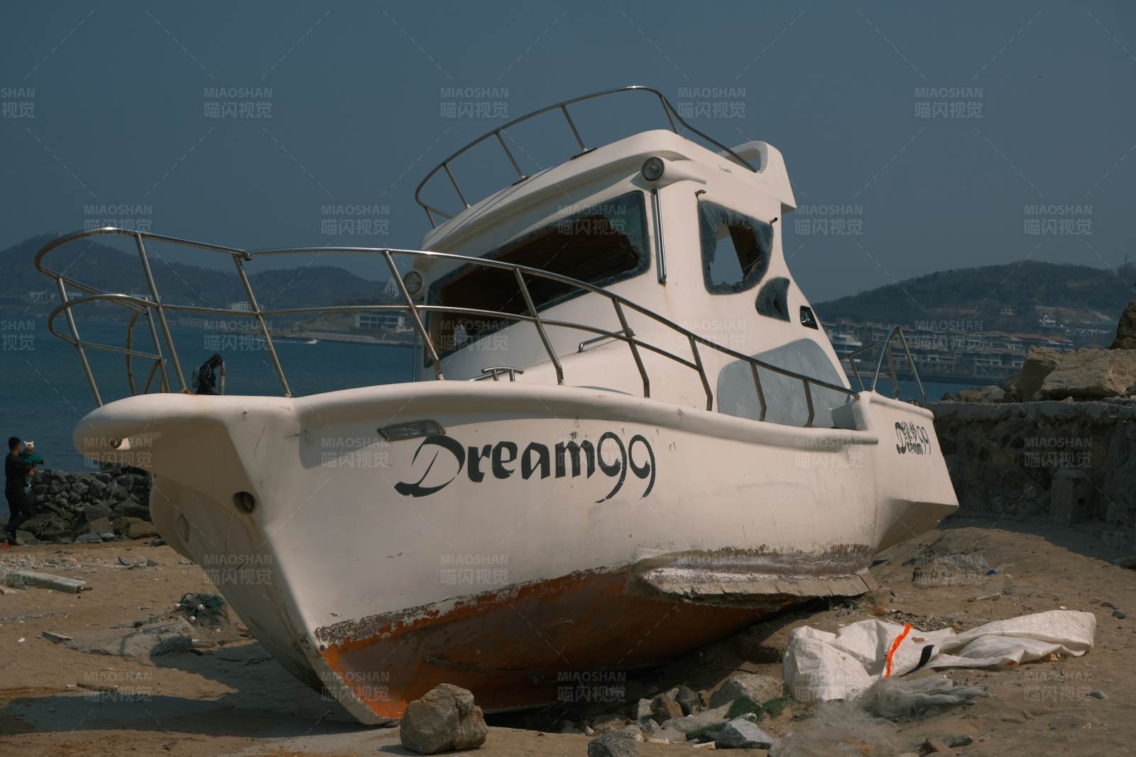 搁浅的 Dream 游艇图片