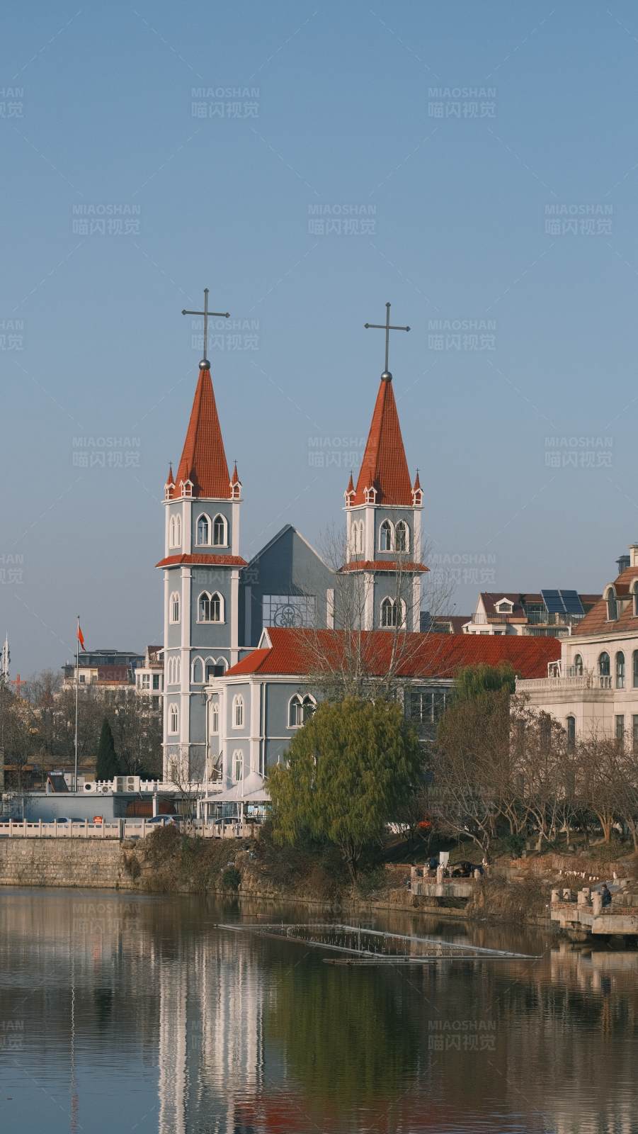 湖畔双塔教堂图片