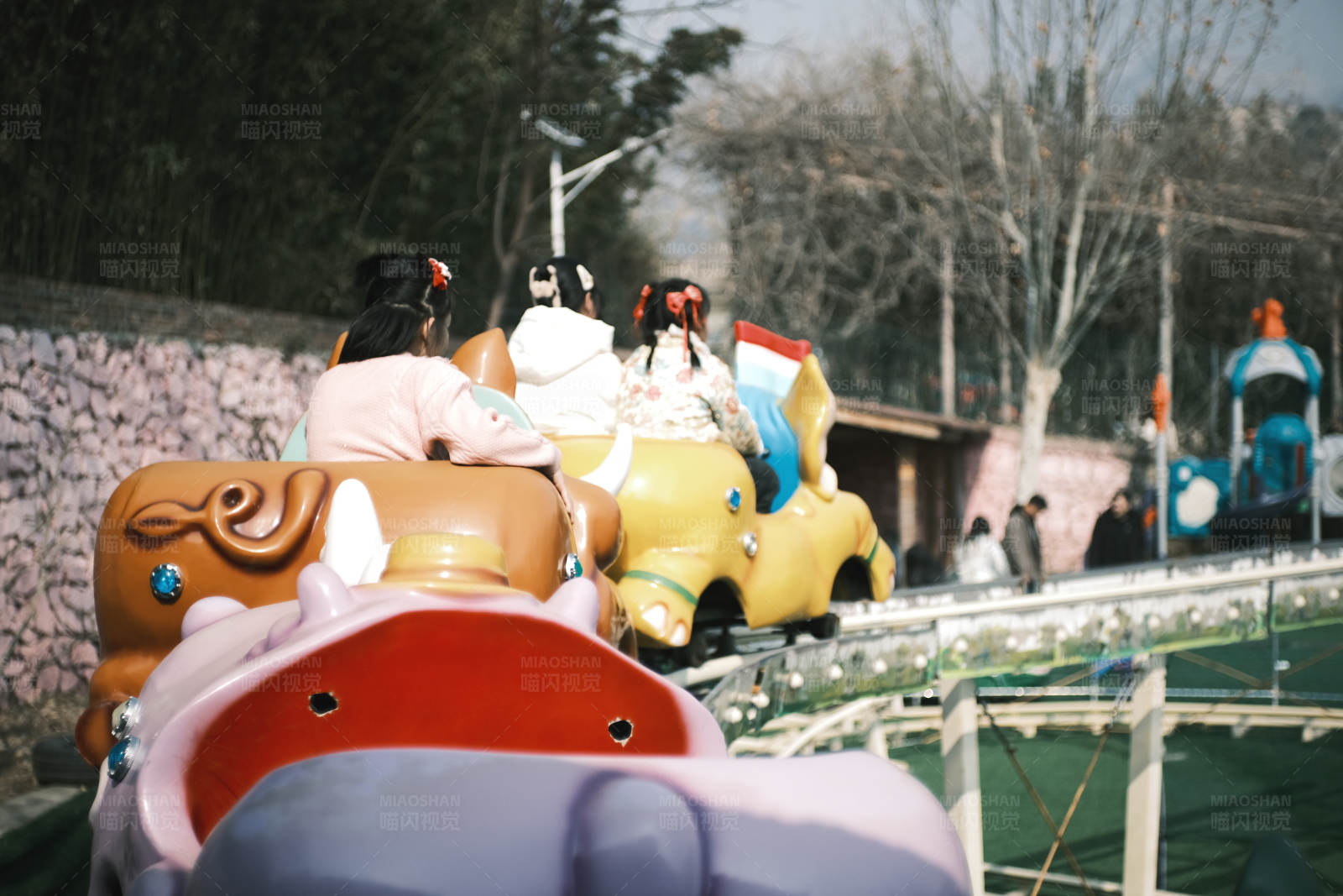 游乐场里的小火车图片