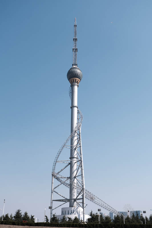 电视塔与过山车结合图片