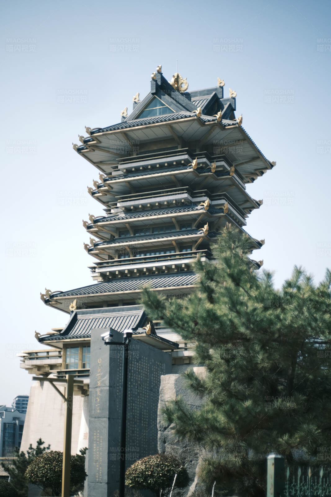 古塔耸立 松柏常青图片