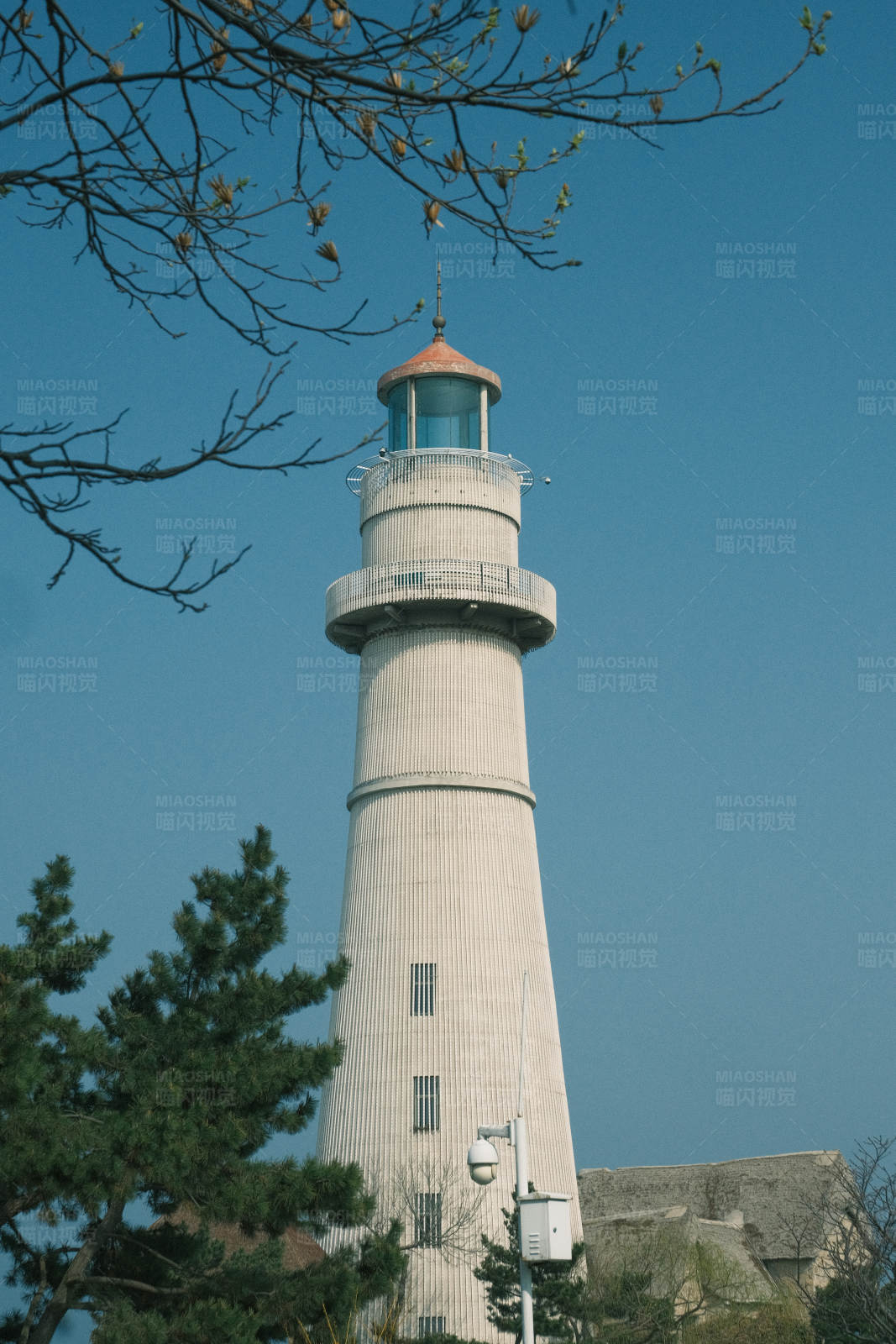 白色灯塔与蓝天图片