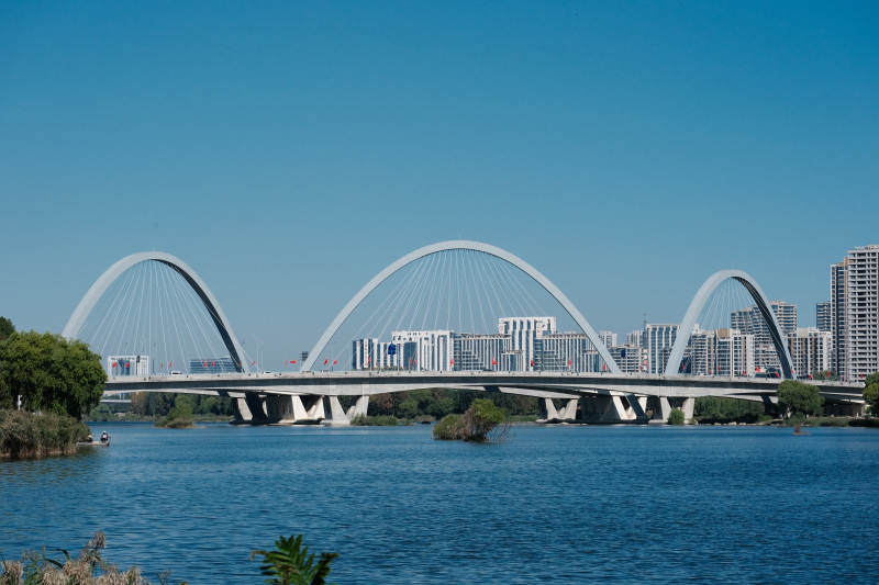 双拱桥跨湖连接城市图片