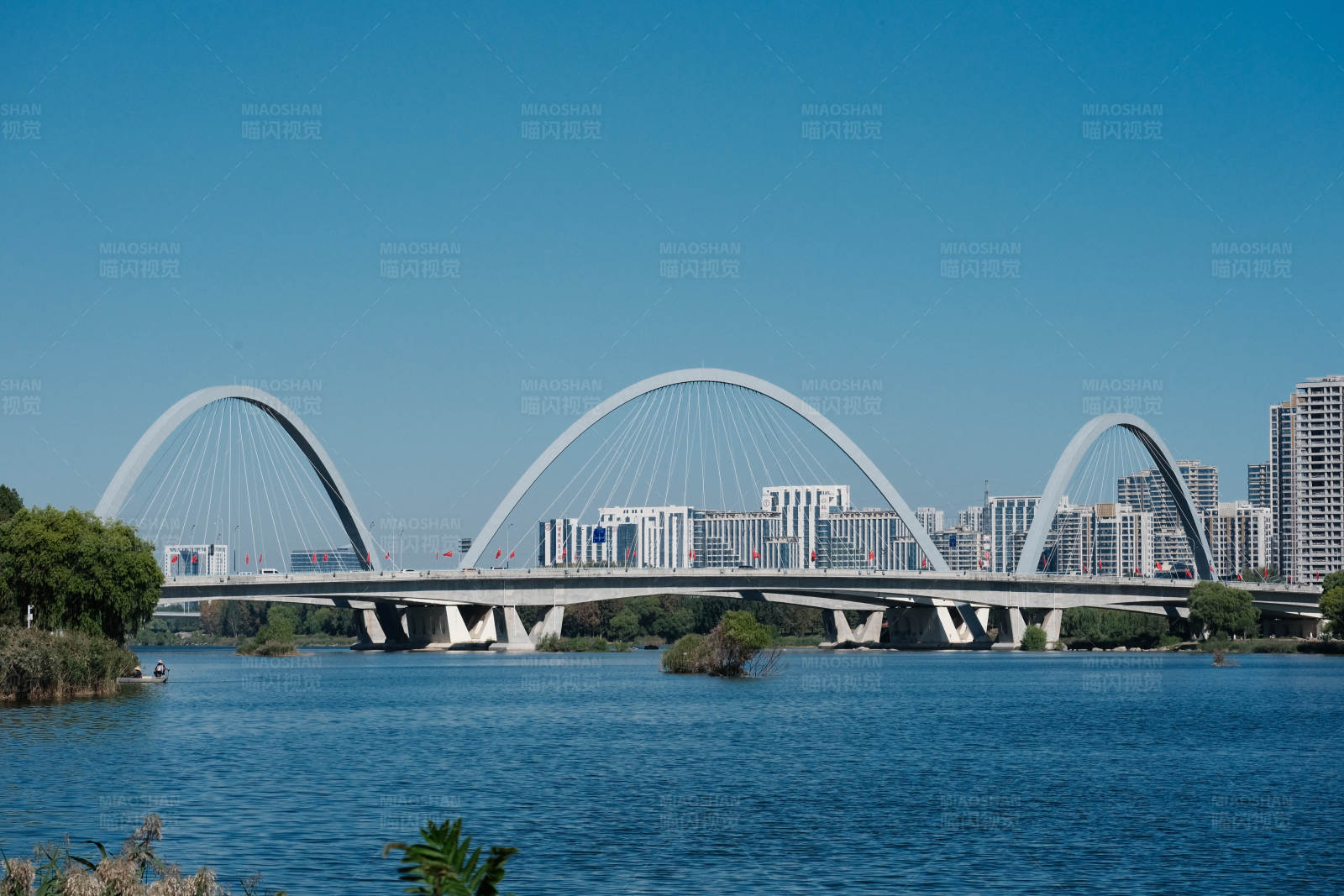 双拱桥跨湖连接城市图片