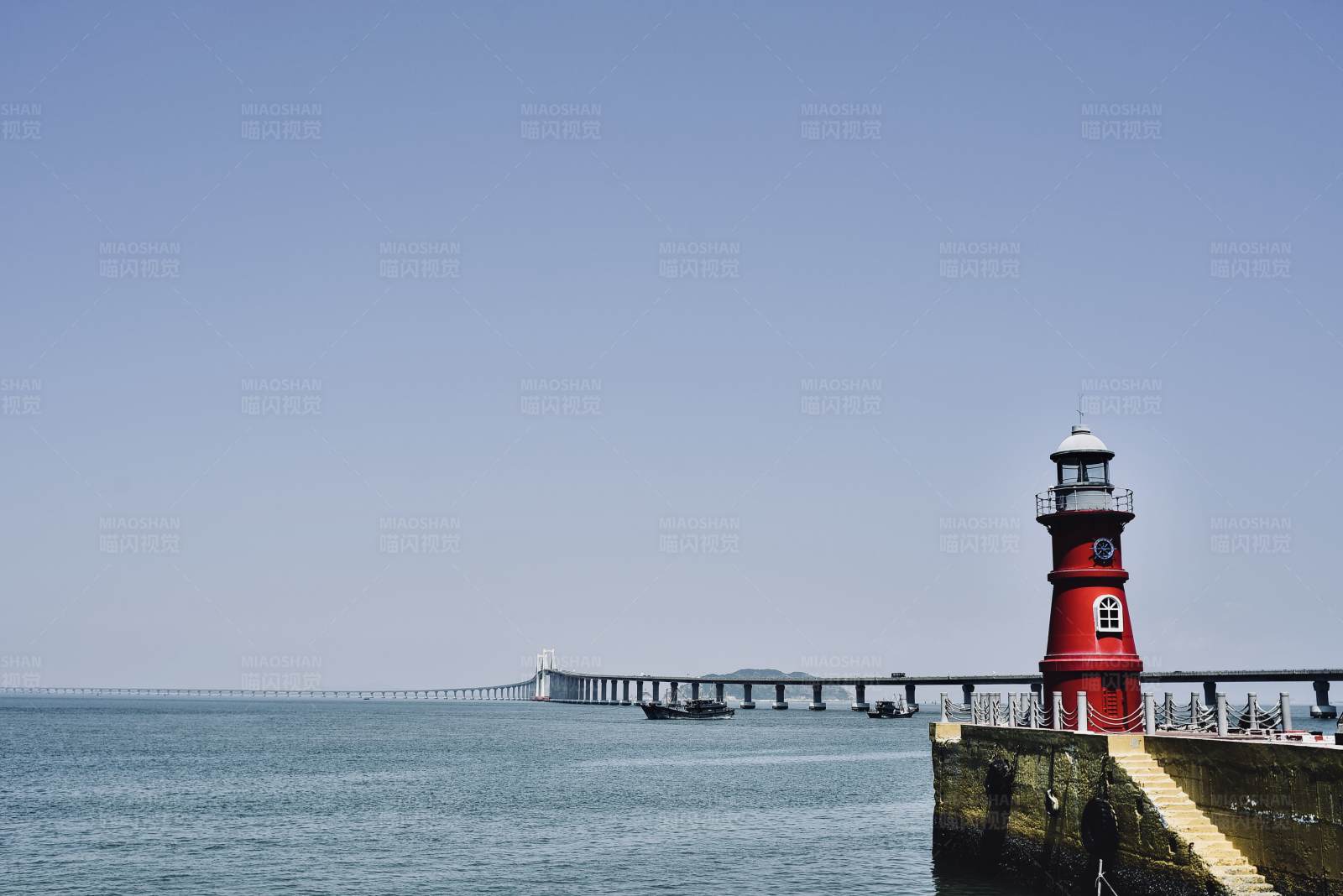红灯塔与长桥图片