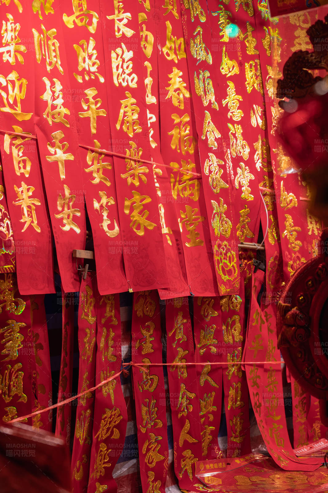 春节红纸金字对联图片