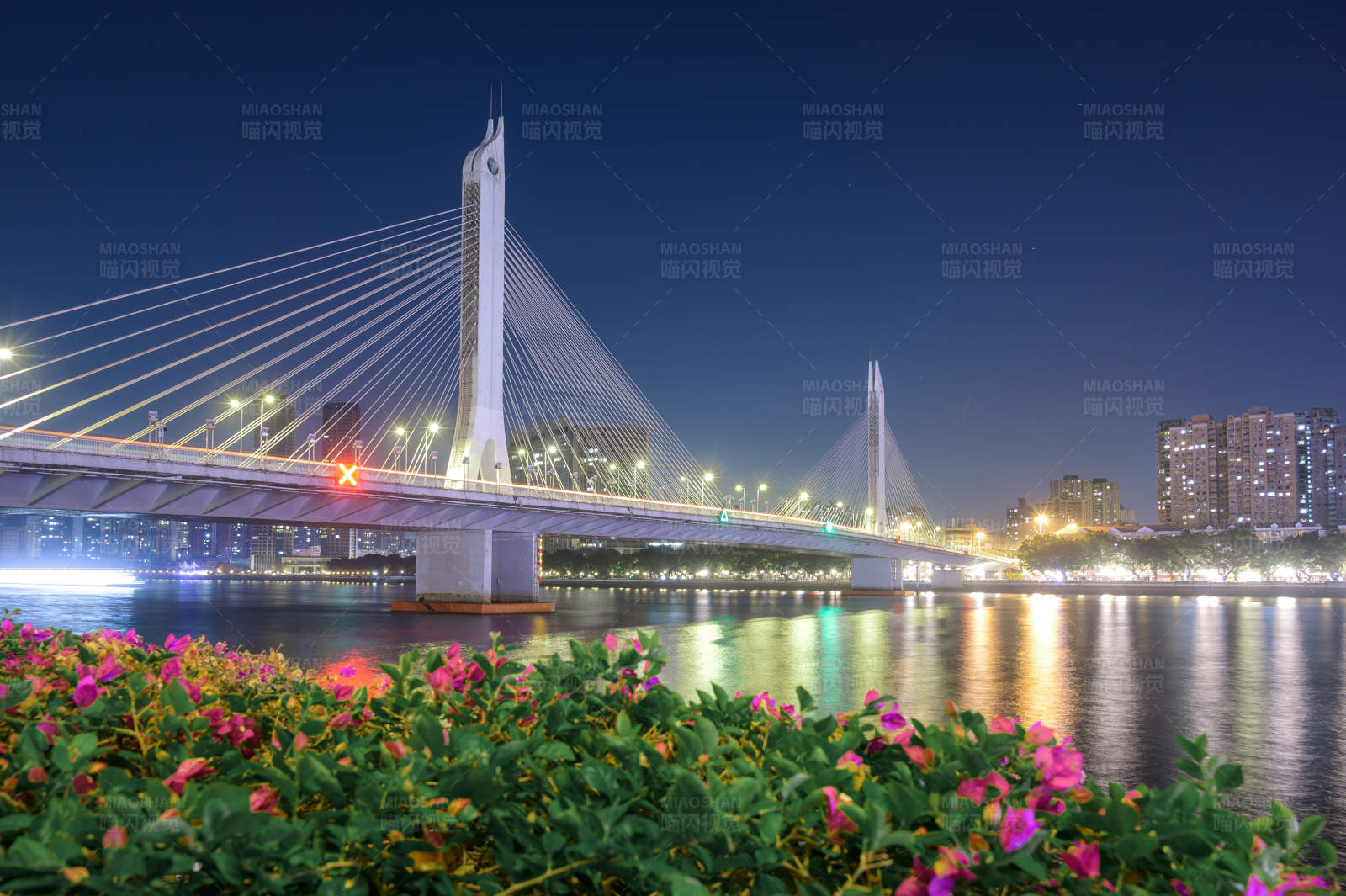 夜色下的城市桥梁图片