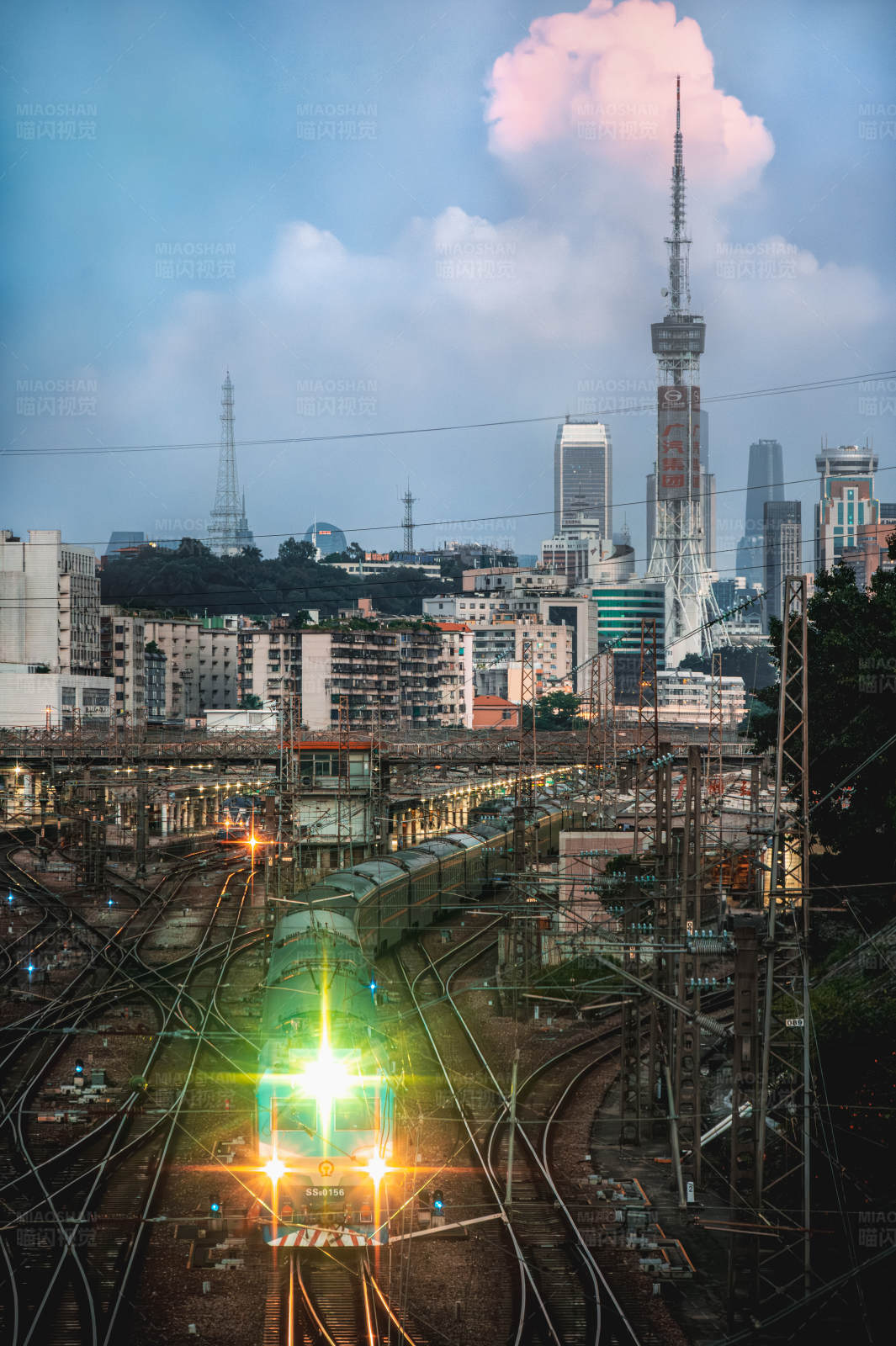 城市铁路与天际线图片