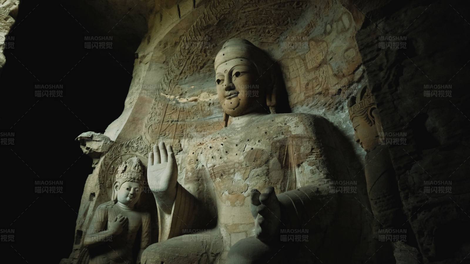 石窟中的佛像图片