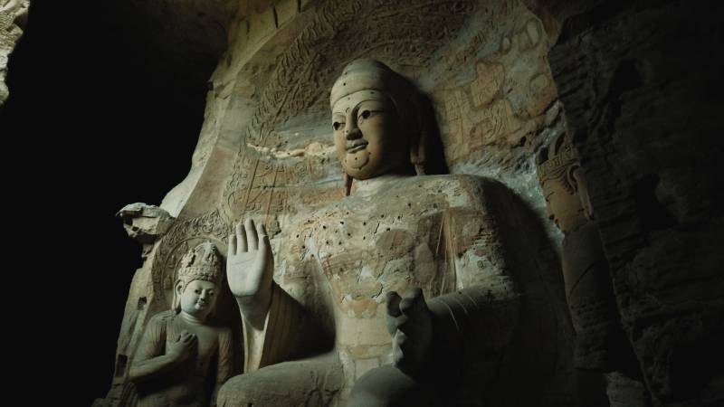 石窟中的佛像图片