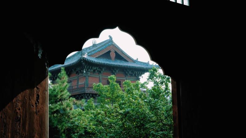 古塔绿树映门框图片