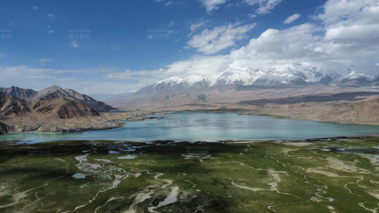 高原湖泊与雪山图片