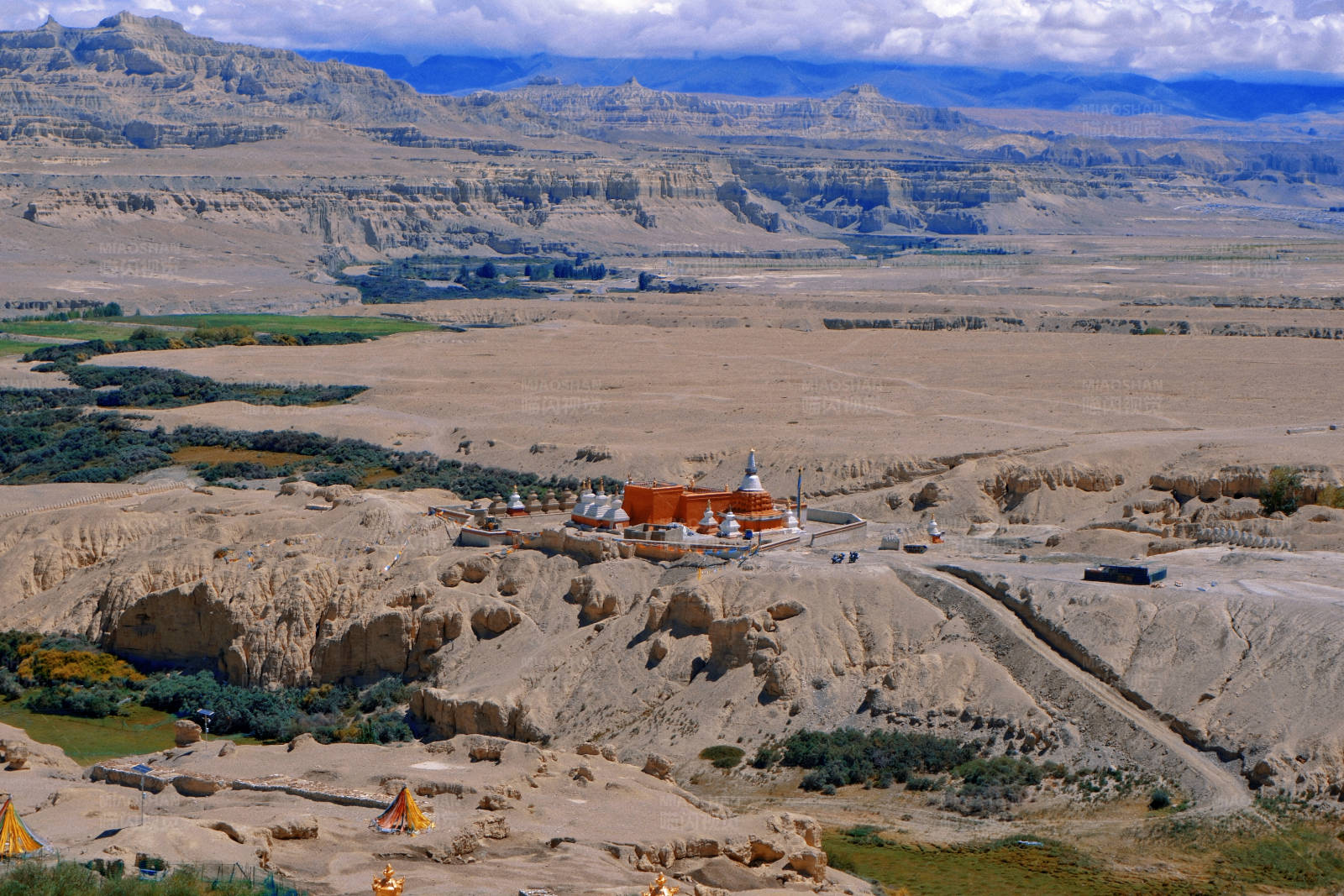 沙漠中的寺庙图片