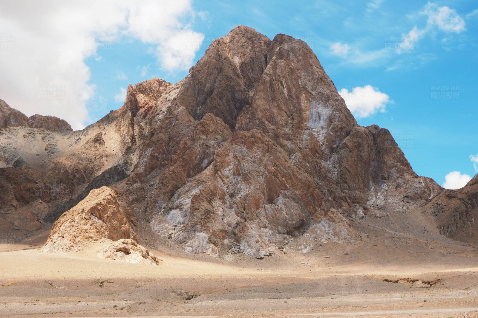 荒漠中的雄伟山峰图片