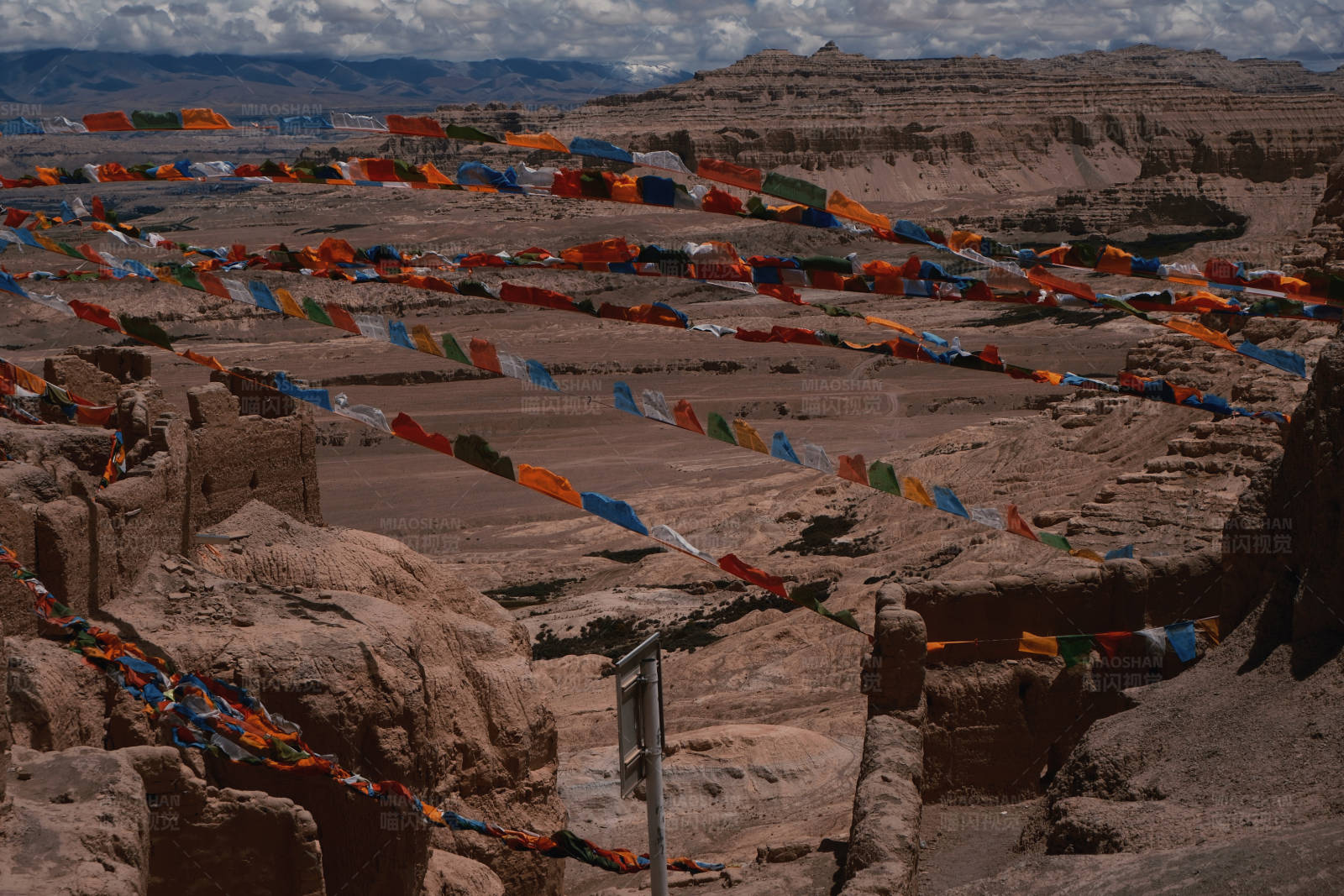 藏地祈福旗帜飘扬图片