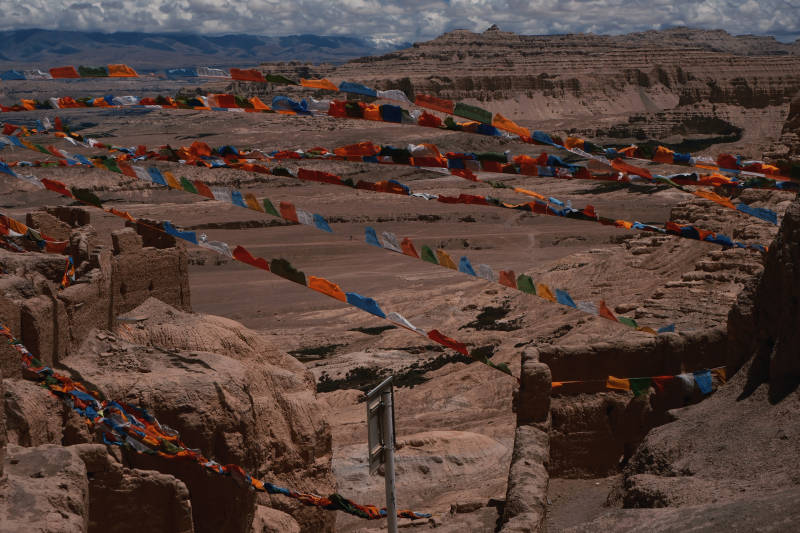 藏地祈福旗帜飘扬图片