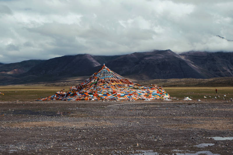 藏地祈福旗帜堆图片