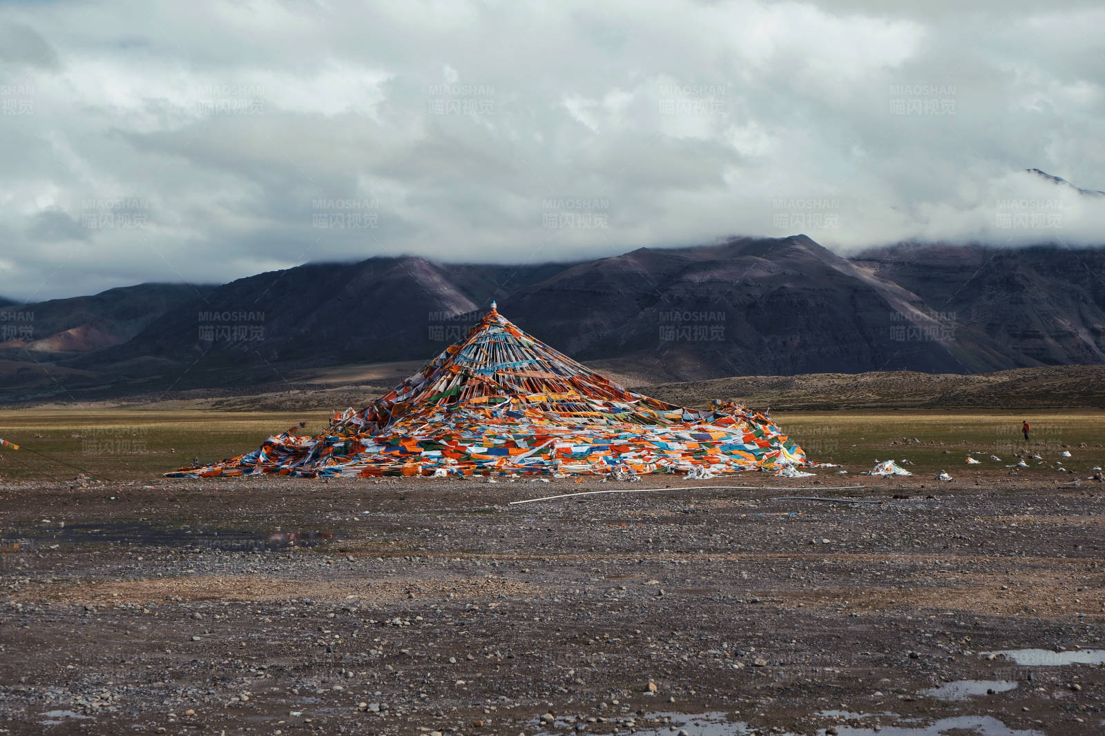 藏地祈福旗帜堆图片